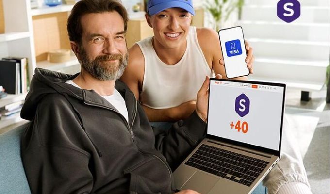 Tomasz Kot i Iga Świątek pokazują zdobycie 40 smart monet dzięki aplikacji Visa Mobile